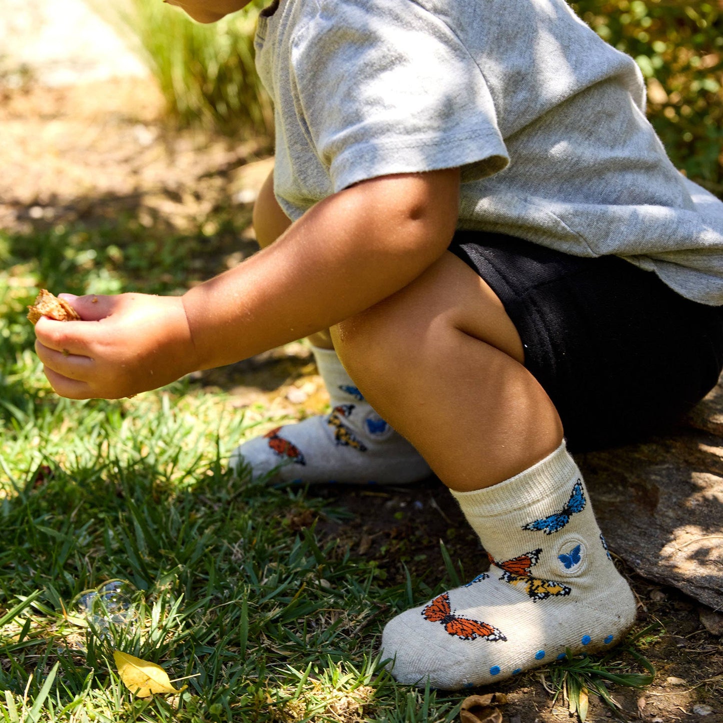 Kids Socks that Protect Butterflies (cream with butterflies)
