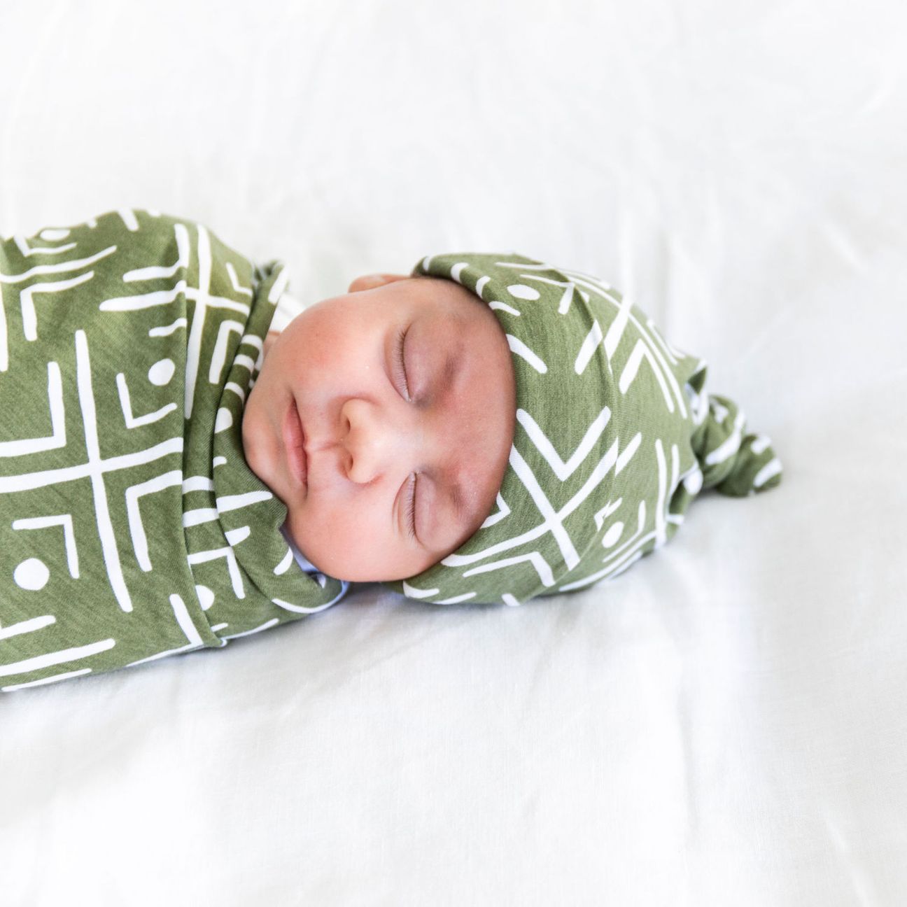 Saranoni Stretchy Swaddle Blanket with Hat - Olive Mudcloth
